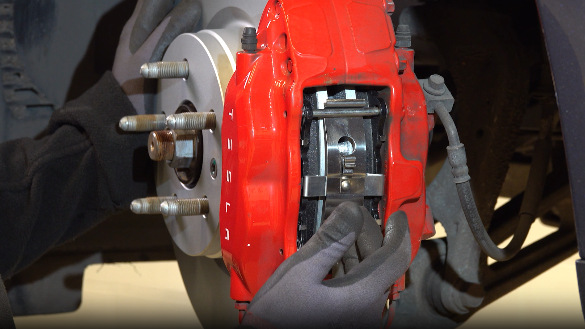 Rodage des freins d'une Tesla Model S | Masters of Motion
