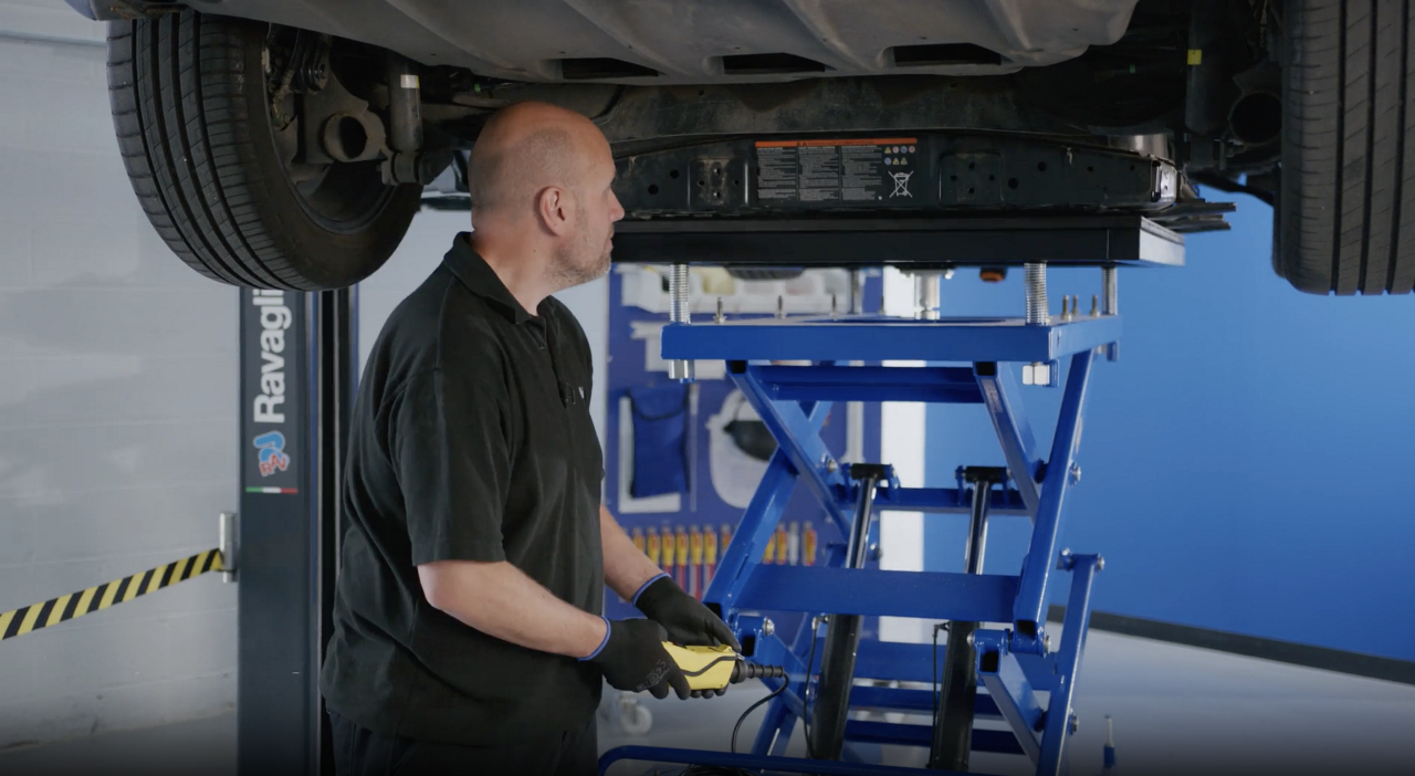 Extracción de una batería HV de un Nissan Leaf | Masters of Motion