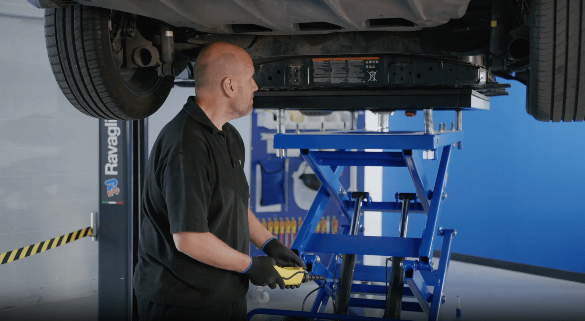 Extracción de una batería HV de un Nissan Leaf | Masters of Motion