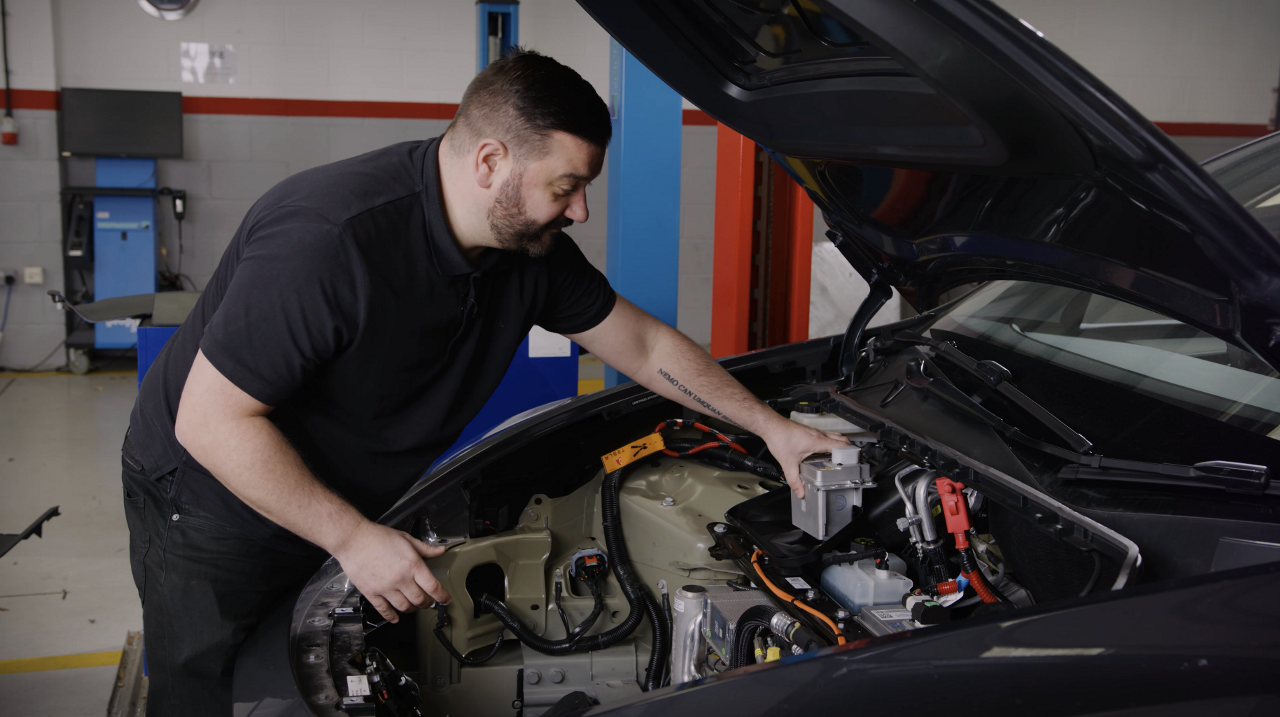 Remplacer la batterie 16v sur Tesla